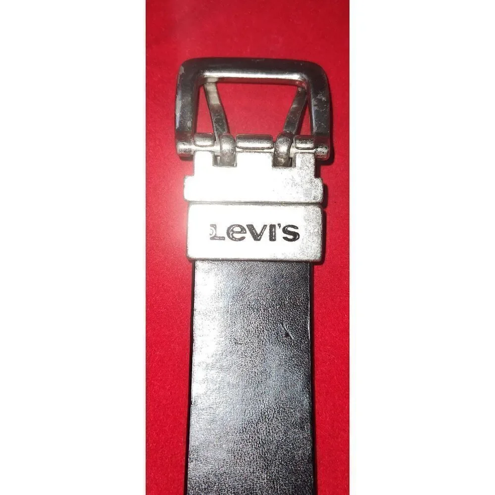 Levi's reversible brown/black belt grommets Size M 26-28. Some wear.